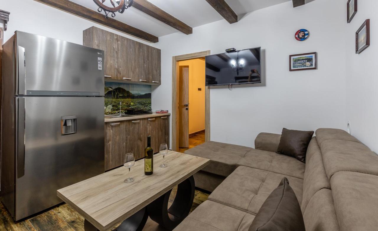 Luxury House Lotos Appartement Golubovci Buitenkant foto