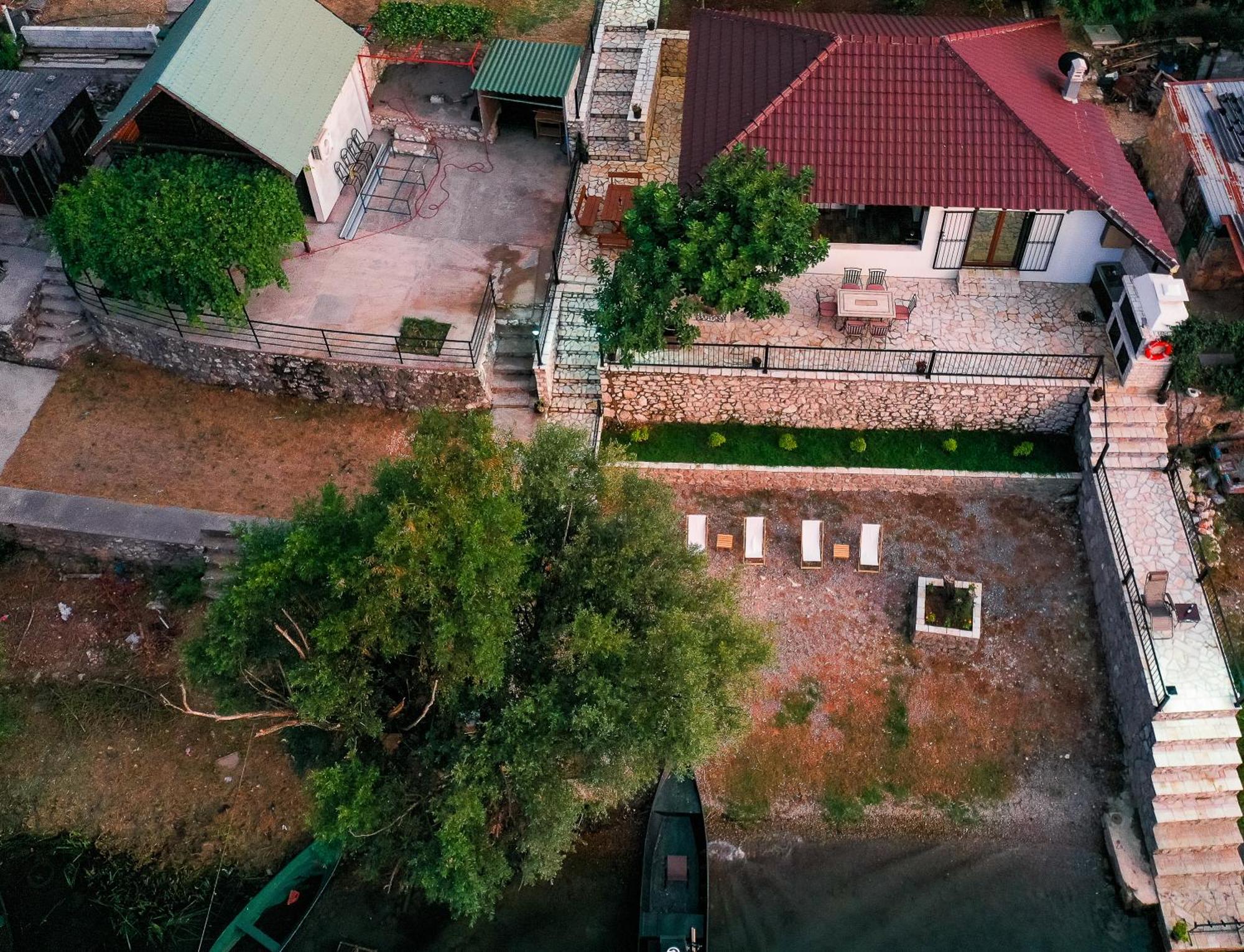 Luxury House Lotos Appartement Golubovci Buitenkant foto