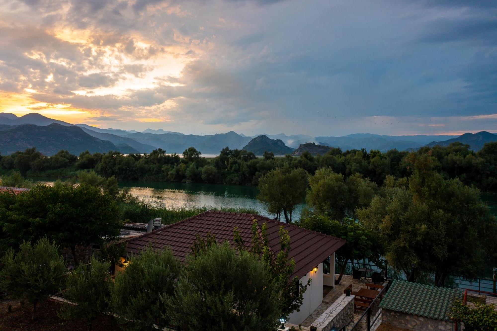 Luxury House Lotos Appartement Golubovci Buitenkant foto